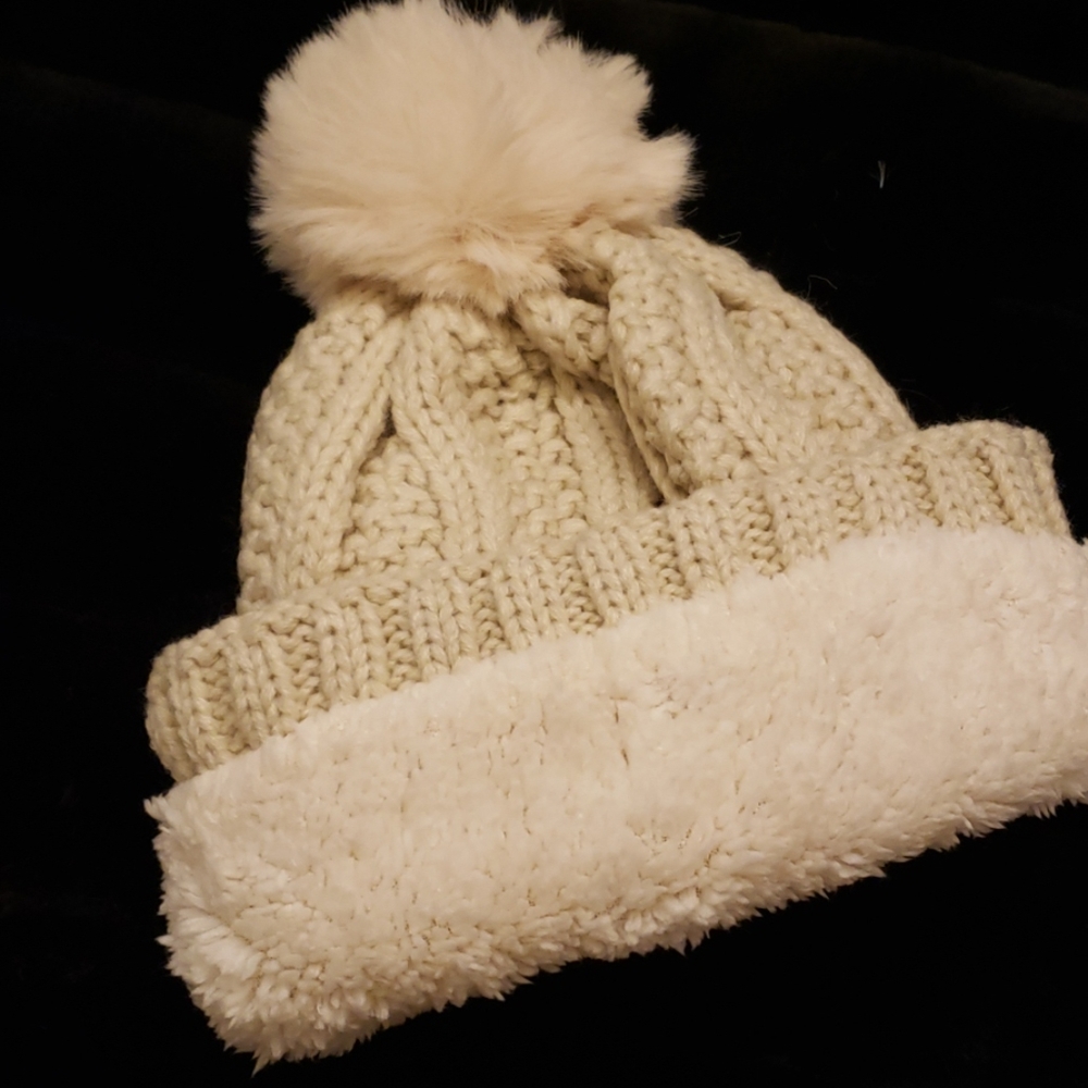 UGG HAT AND INFINITY SCARF, GLOVES SET NEW - Picture 4 of 7